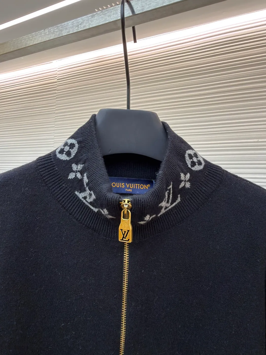 LOUIS VUITTON Wool knitted printed stand collar long sleeves ●Original version: Purchased and developed by 15953 ●Item number: 1681976-C05 ●Fabric: wool blended fabric ●Technology: knitting ●Color: black ●Version: fitted version ●Weight: about 670 grams ●Size: S-M-L-XL ●Description: Made of selected wool blended fabric, it feels soft and delicate and has good warmth retention. After special washing process, it presents a unique aged texture and soft color. The three-dimensional tailoring fits the body shape, and the stand-up collar design with smooth zipper closure makes it neat and stylish to wear. The collar and cuffs are decorated with the brand's iconic Monogram jacquard pattern, with exquisite details that highlight the brand's identity. The body of the garment adopts flat-turn open-stitching technology, the stitches are even and flat, and the lines are clear and smooth. The pockets on both sides are designed to be practical and beautiful, and the edges are reinforced to ensure durability. The ribbed design on the hem and cuffs is both windproof and warm and can modify your figure. The entire jacket embodies Louis Vuitton's ultimate pursuit of quality and craftsmanship from fabric selection, tailoring to detail processing. It not only retains the elegant style of classic items, but also incorporates modern design language, making it suitable for various occasions and showing a low-key and luxurious fashion attitude. The overall wiring is straight and delicate, the fabric is comfortable and soft, and the color is consistent without color difference. It can be matched with the same style to create a fashionable look and control various occasions. Customized accessories, complete with three standards, same style for men and women!